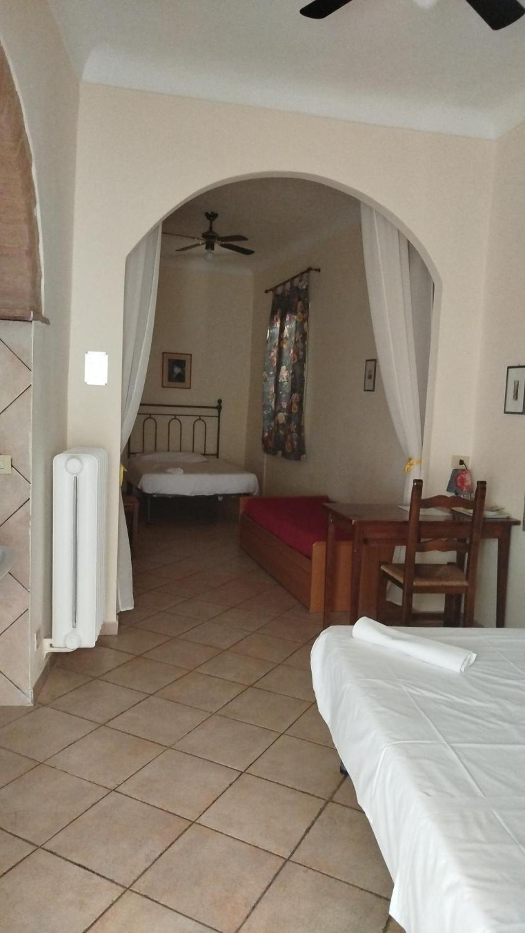 Doppel-/Zweibettzimmer mit Gemeinschaftsbad